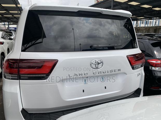 2023 Toyota Land Cruiser Pearl: A Symphony of Power and Comfort
