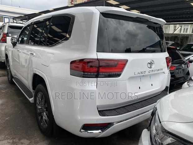 2023 Toyota Land Cruiser Pearl: A Symphony of Power and Comfort