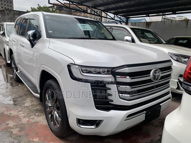 2023 Toyota Land Cruiser Pearl: A Symphony of Power and Comfort