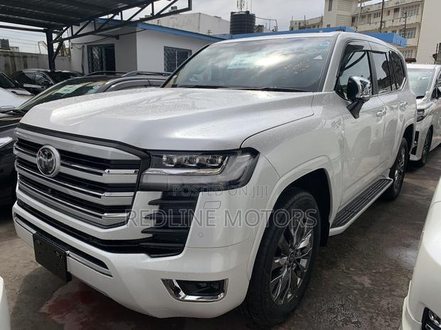 2023 Toyota Land Cruiser Pearl: A Symphony of Power and Comfort