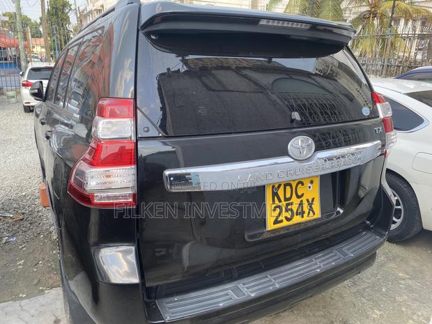 2015 Toyota Land Cruiser Prado 2.7 VVT-i Black: Powerful and Spacious SUV