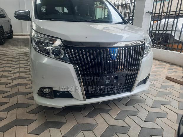 Toyota Esquire 1.8 FWD Hybrid (7 seater) 2017 White