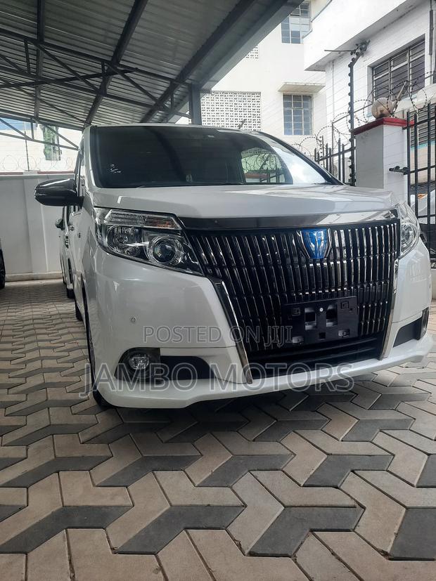 Toyota Esquire 1.8 FWD Hybrid (7 seater) 2017 White