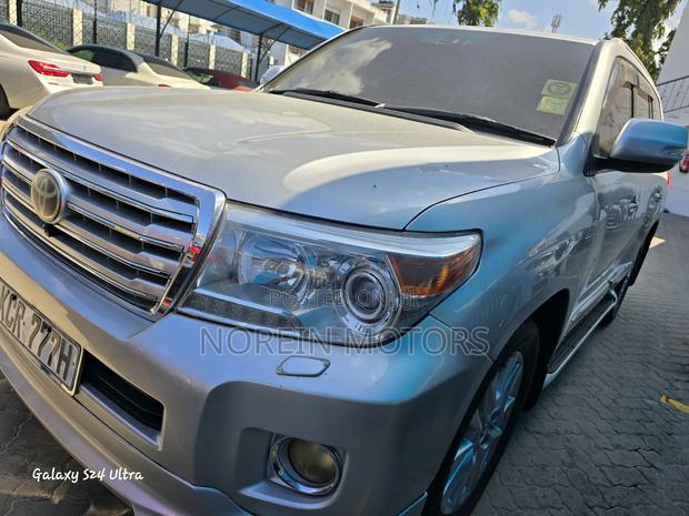 Toyota Land Cruiser 2011 Silver