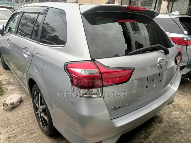 Toyota Corolla Fielder 2018 Silver