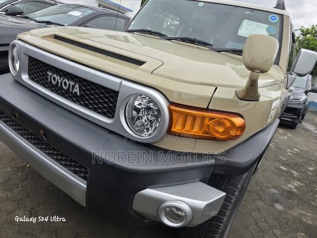 Toyota FJ Cruiser 2017 Beige