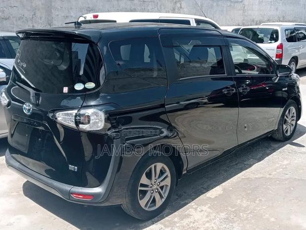 Toyota Sienta 1.5 Hybrid FWD 2017 Black