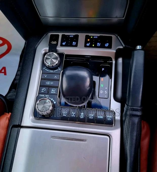 Toyota Land Cruiser 4.6 V8 ZX 2018 White