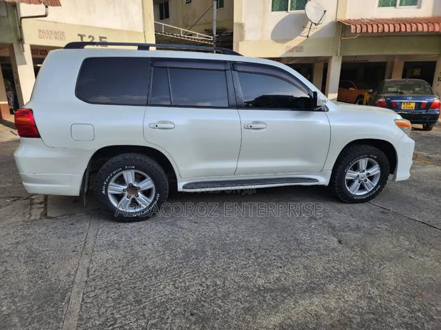 Toyota Land Cruiser 4.6 V8 AX 2013 Pearl
