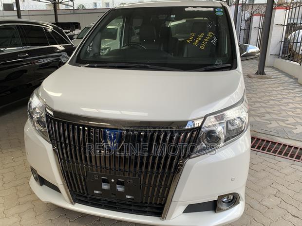 Toyota Esquire 1.8 FWD Hybrid (7 seater) 2017 Pearl