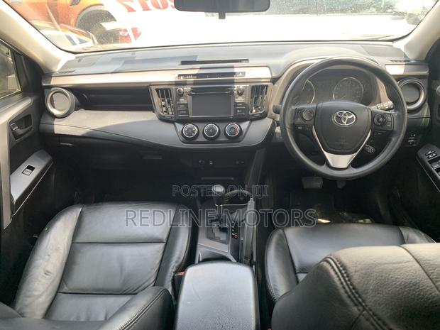 Toyota RAV4 LE FWD (2.5L 4cyl 6A) 2017 Gray