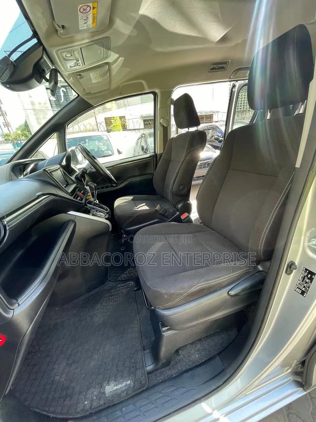 Toyota Esquire 2.0 AWD (8 seater) 2017 Silver