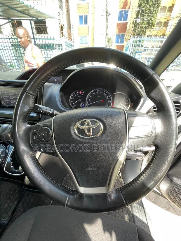 Toyota Esquire 2.0 AWD (8 seater) 2017 Silver