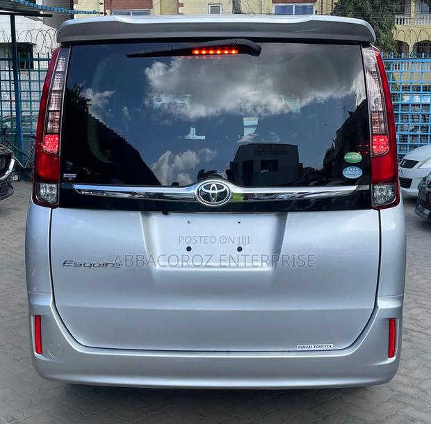 Toyota Esquire 2.0 AWD (8 seater) 2017 Silver