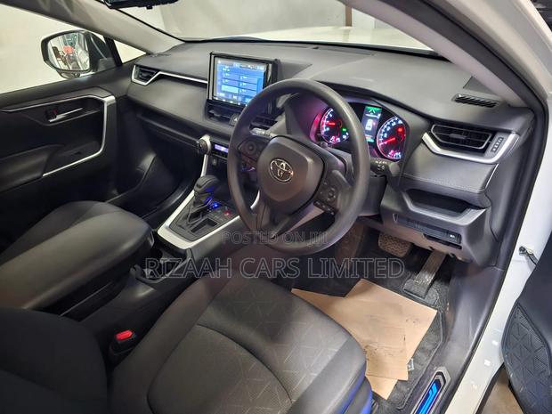 Toyota RAV4 XLE Premium AWD 2019 White
