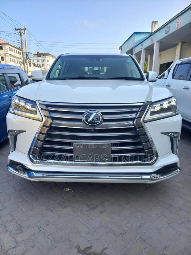 Lexus LX 570 AWD 2017 White