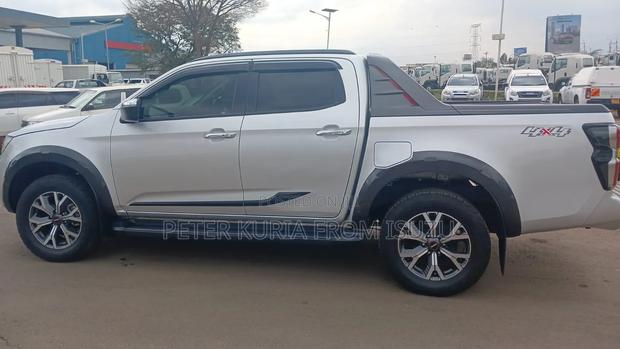 Isuzu D-MAX 2023 Silver