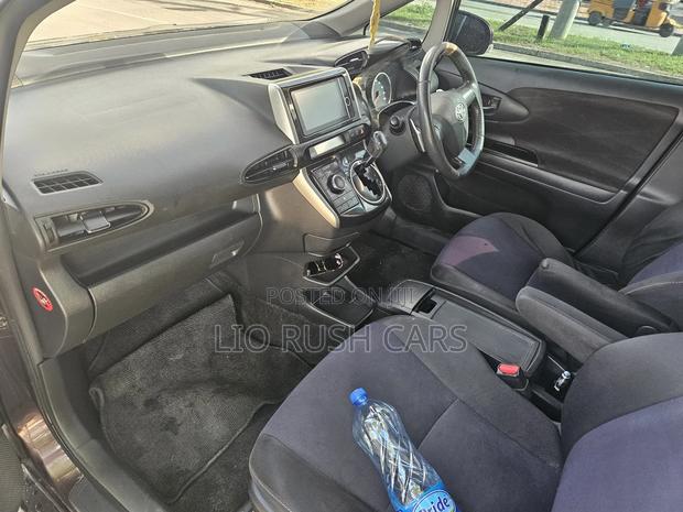 Toyota Wish 2013