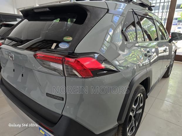 Toyota RAV4 2021 Green