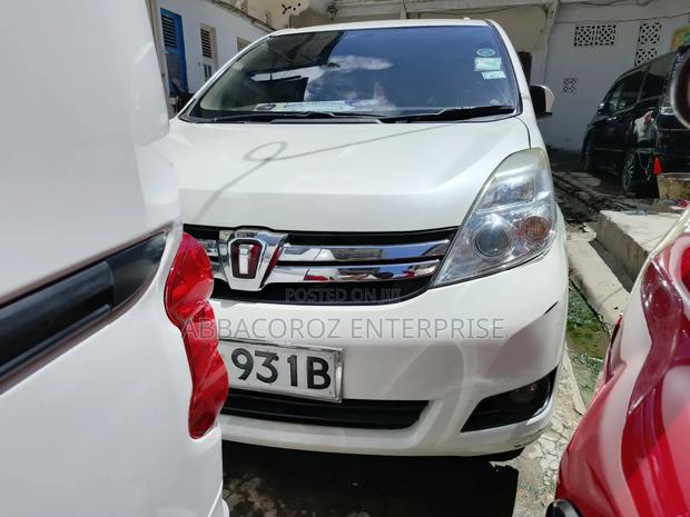 Toyota ISIS 1.8 L 2WD 2014 White