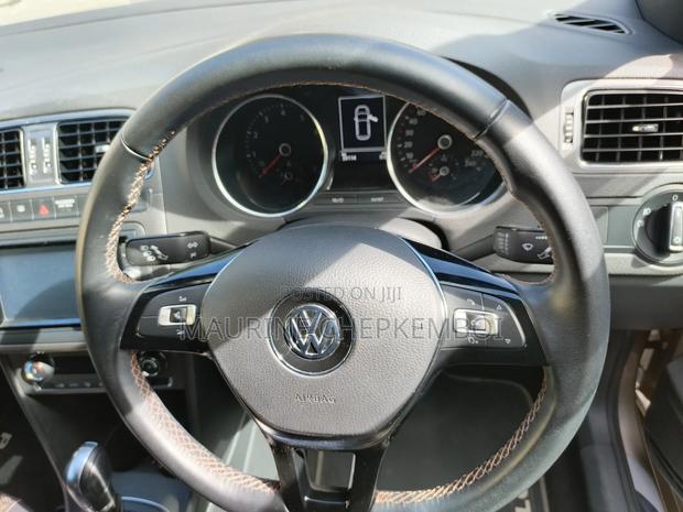 Volkswagen Polo 2018 Gold