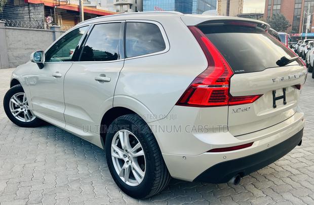 Volvo XC60 T5 Inscription AWD 2019 Gold
