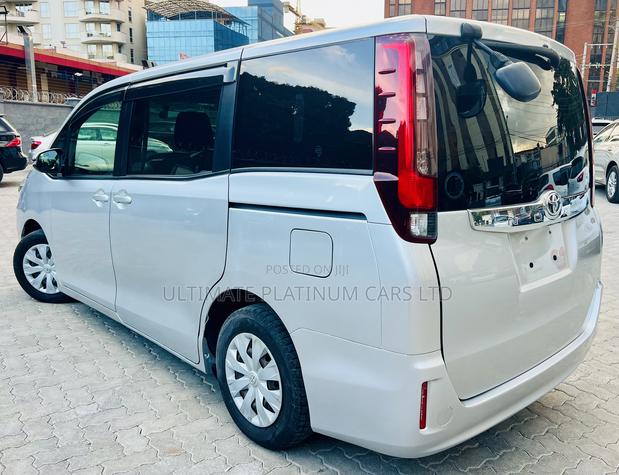 Toyota Noah 2.0 AWD (8 Seater) 2017 Silver