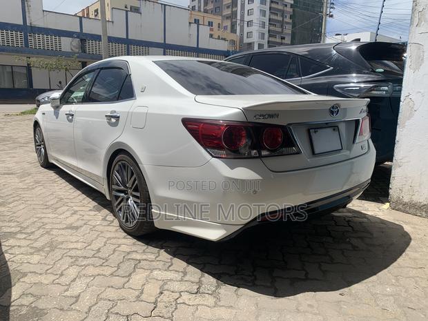 Toyota Crown 2017 Off white