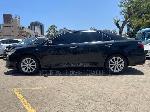 2015 Toyota Camry Black: Modern, Spacious Sedan