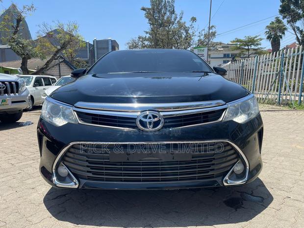 2015 Toyota Camry Black: Modern, Spacious Sedan