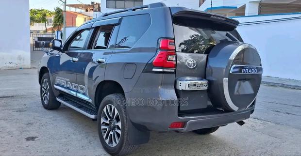 Toyota Land Cruiser Prado 2.8 2018 Gray
