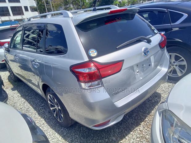 Toyota Corolla Fielder 2018 Silver
