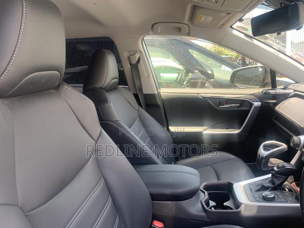 Toyota RAV4 LE FWD 2019 Silver