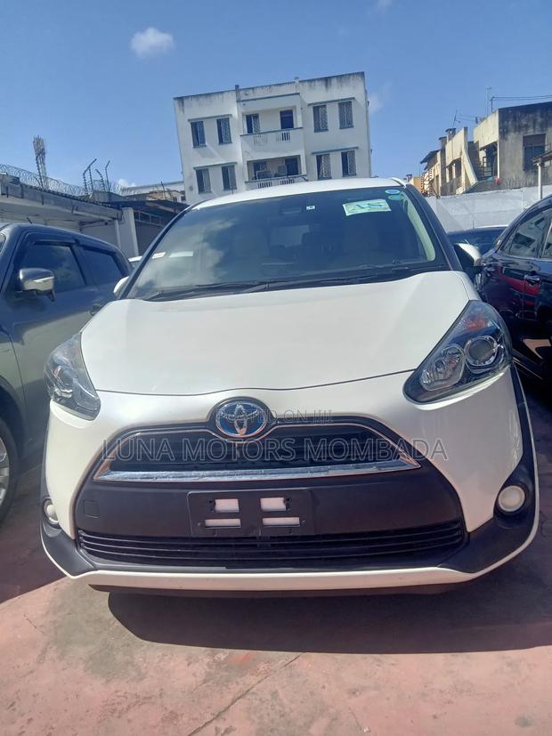 Toyota Sienta 2017 White