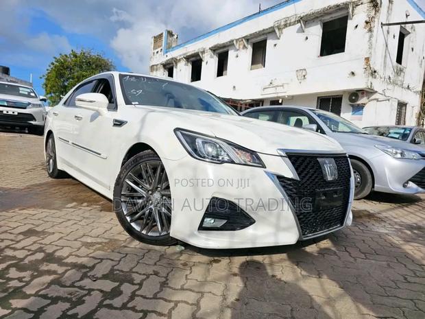 Toyota Crown 2017 White