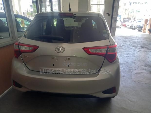 Toyota Vitz 2017 Silver