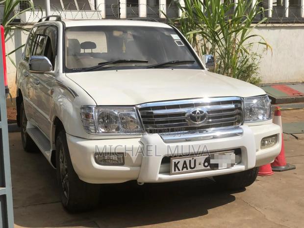 Toyota Land Cruiser 2000 White