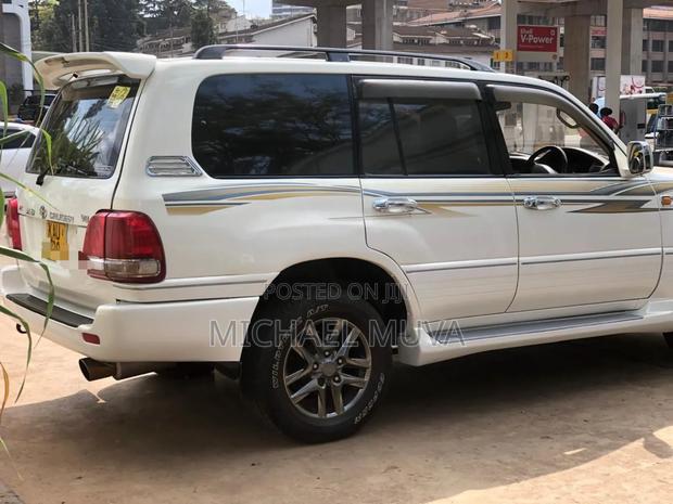 Toyota Land Cruiser 2000 White