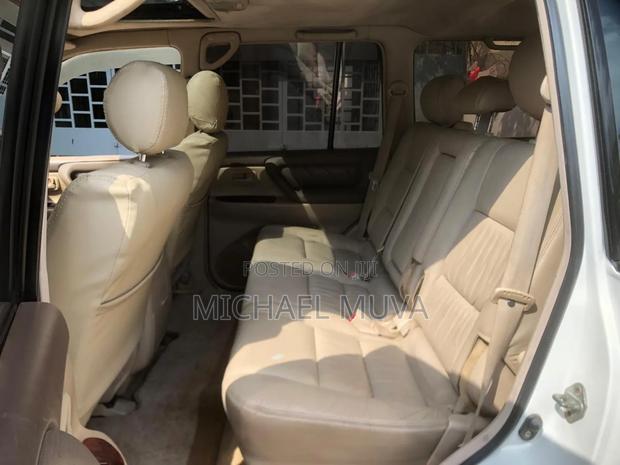 Toyota Land Cruiser 2000 White