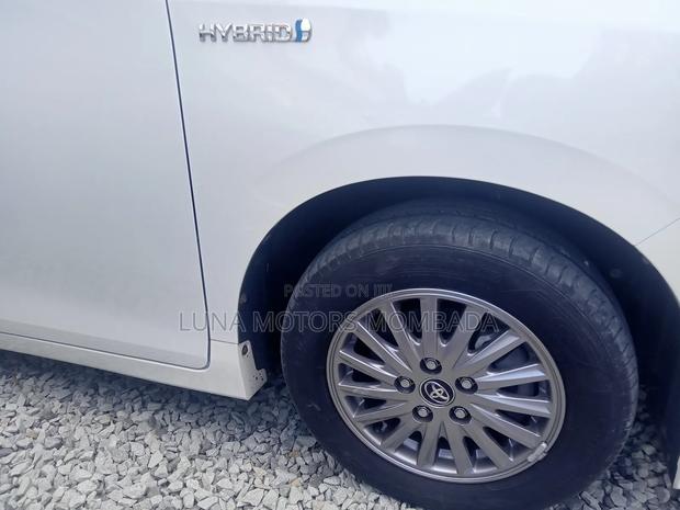 Toyota Esquire 2017 White