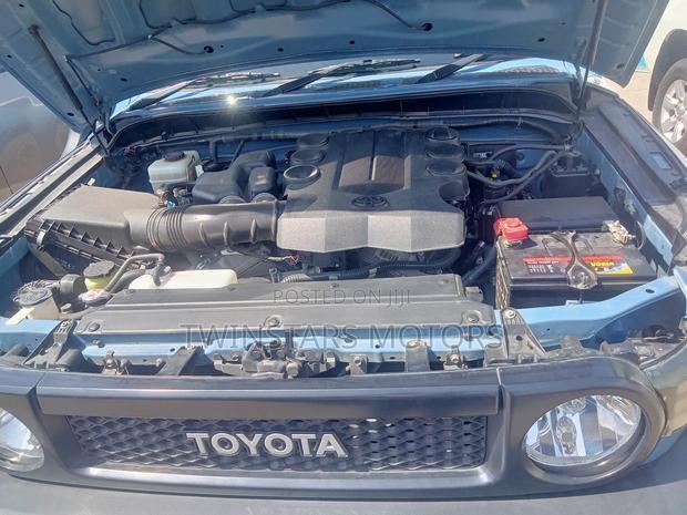 Toyota FJ Cruiser 2015 Blue