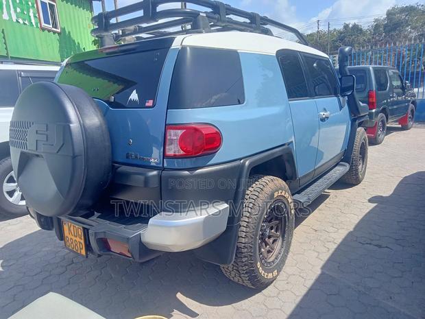 Toyota FJ Cruiser 2015 Blue