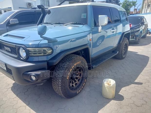 Toyota FJ Cruiser 2015 Blue