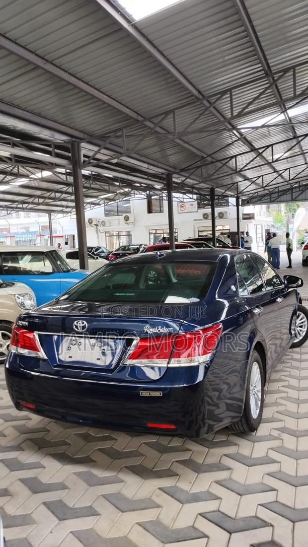 Toyota Crown 2017 Blue