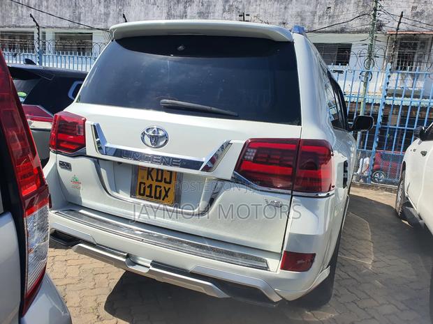 Toyota Land Cruiser 2010 White