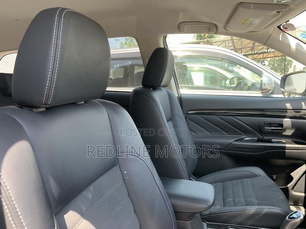 Mitsubishi Outlander 2.4 PHEV AWD 2017 Off white