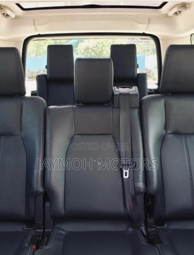 Land Rover Discovery 2017 White
