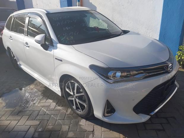 Toyota Corolla Fielder 1.5 Hybrid FWD 2017 White