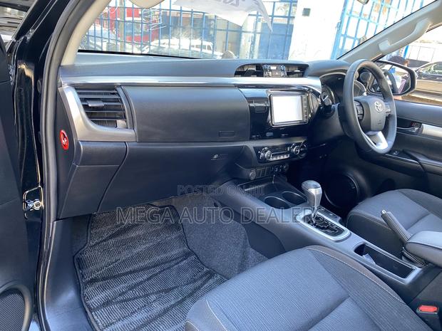 Toyota Hilux 2021 Black
