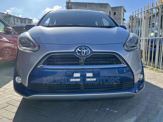 Toyota Sienta 2018 Silver